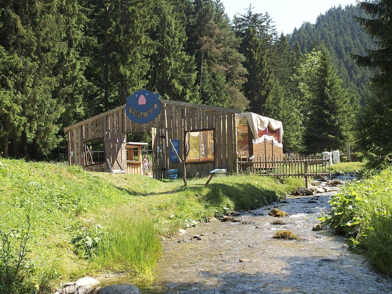 Drewniany park rozrywki Obrovo przy potoku w dolinie Čutkovskiej