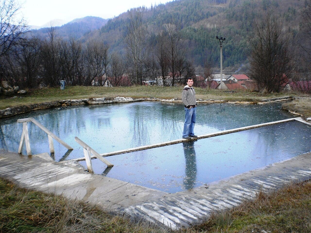 Mineralne jeziorko Morské oko w Rojkovie z drewnianą barierką przy wodzie
