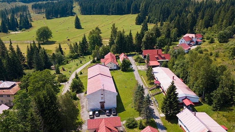 Widok z lotu ptaka na ośrodek Železnô otoczony lasami i górskimi łąkami